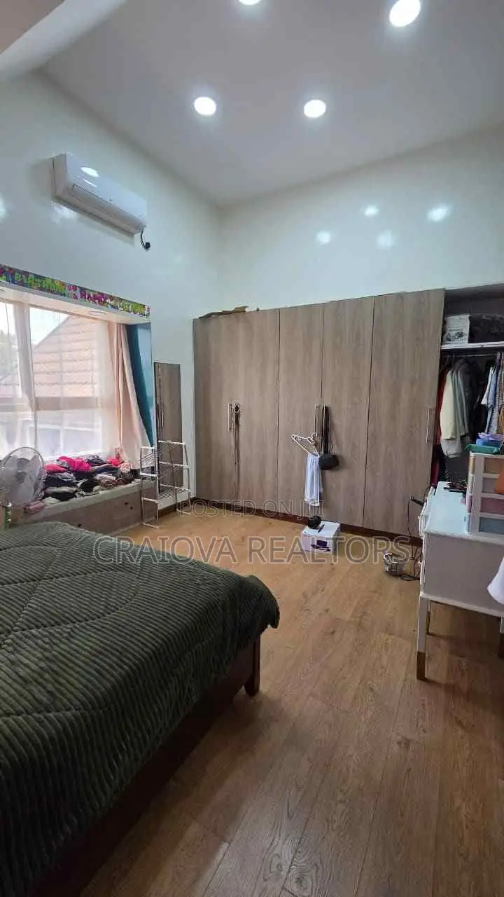 5bdrm Villa in Spring Valley for sale