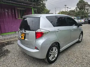 Toyota Ractis 1.5 FWD 2011 Silver