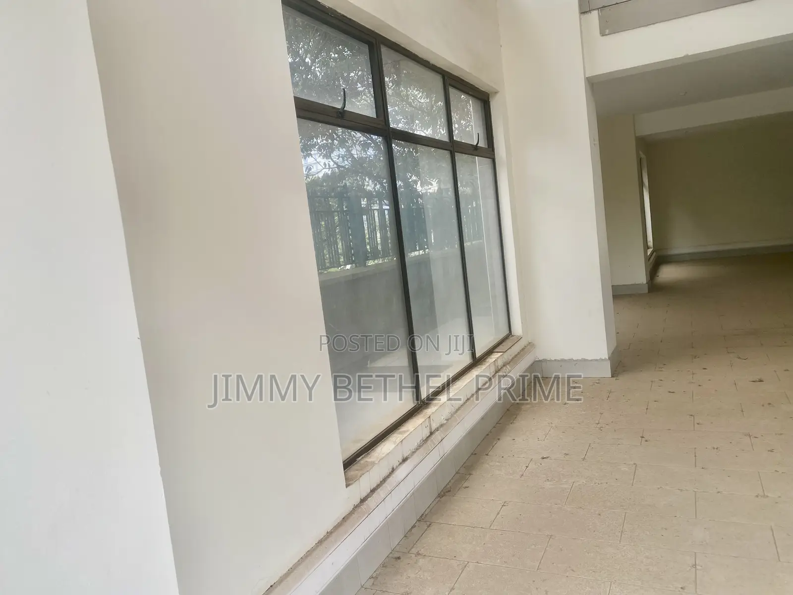 Prime Ground Floor Office Near Sarit Center