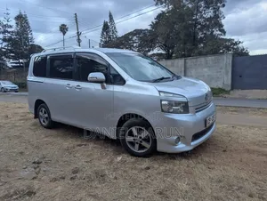 Toyota Voxy V 2WD 8-Seater 2012 Silver