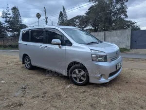 Toyota Voxy V 2WD 8-Seater 2012 Silver