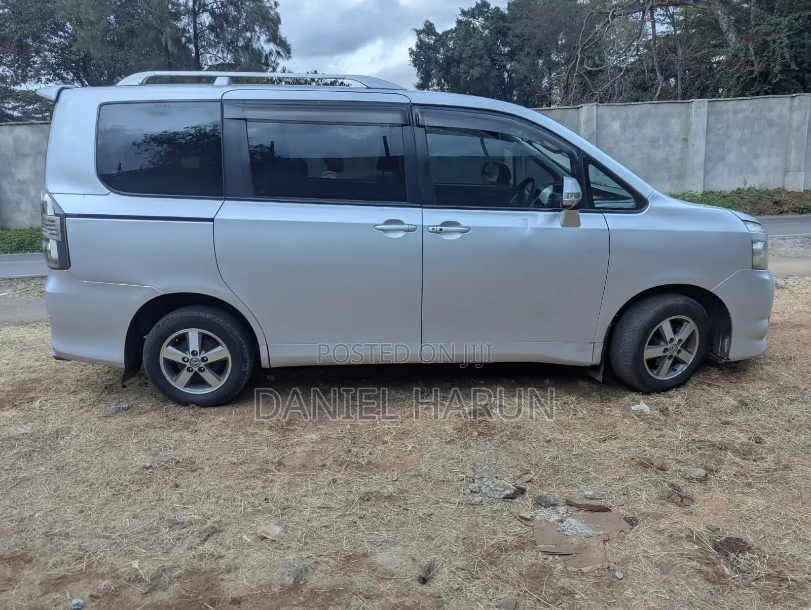 Toyota Voxy V 2WD 8-Seater 2012 Silver
