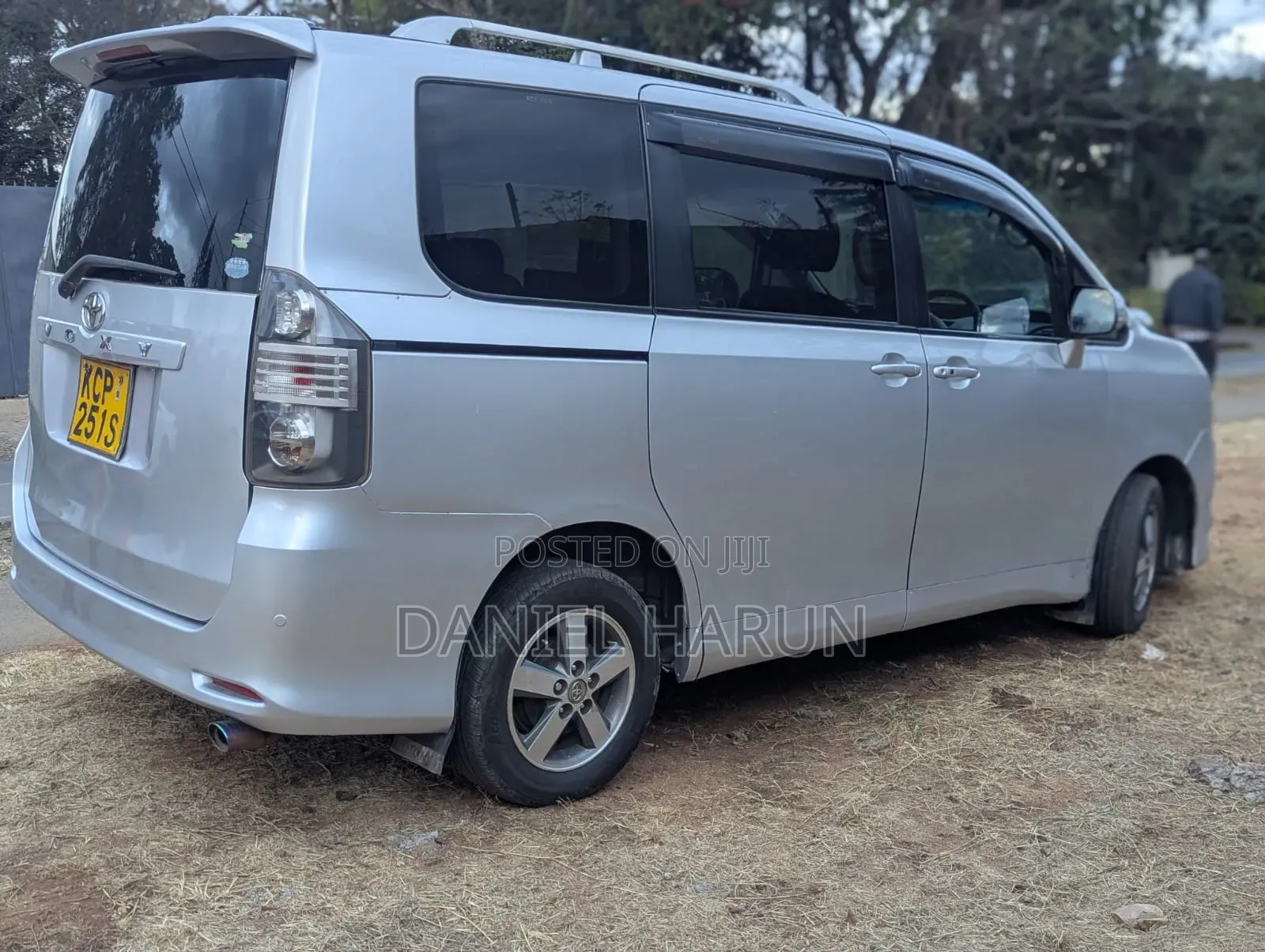 Toyota Voxy V 2WD 8-Seater 2012 Silver
