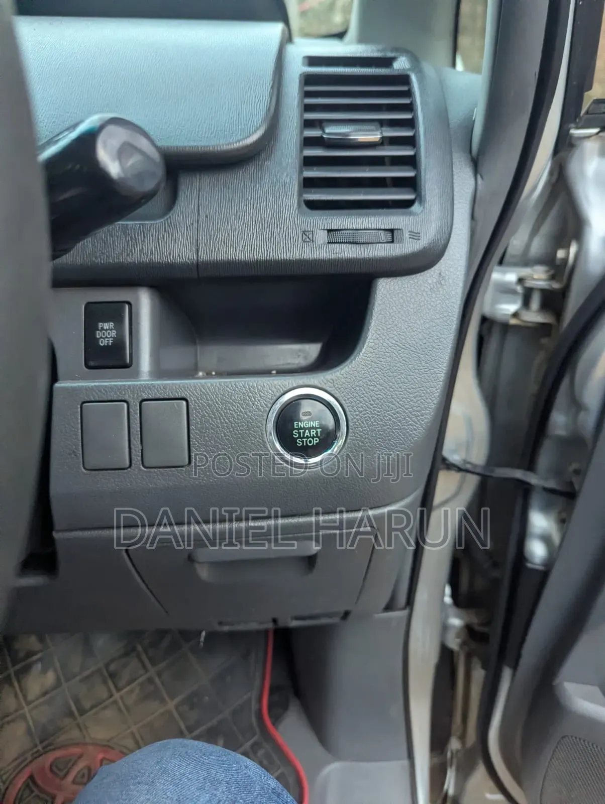 Toyota Voxy V 2WD 8-Seater 2012 Silver