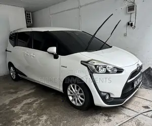 Toyota Sienta 1.5 Hybrid FWD 2018 White