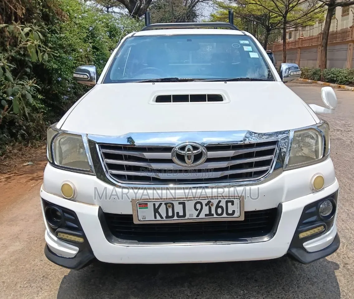 Toyota Hilux 2013 White
