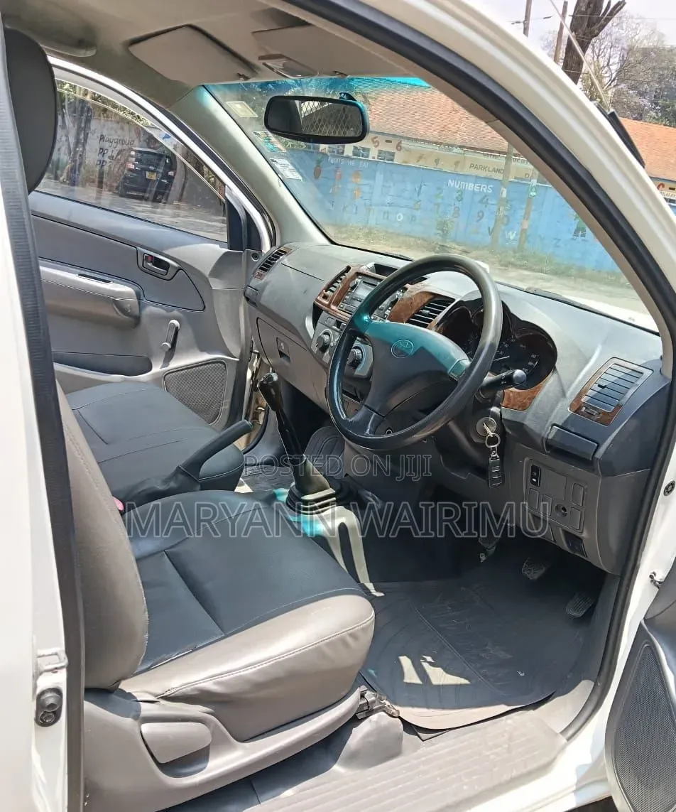 Toyota Hilux 2013 White