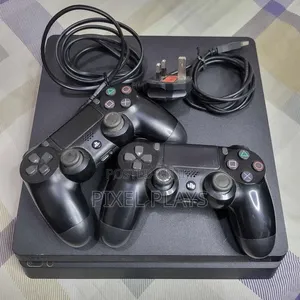 Playstation 4 Slim Used + 2 Pads 1 Game