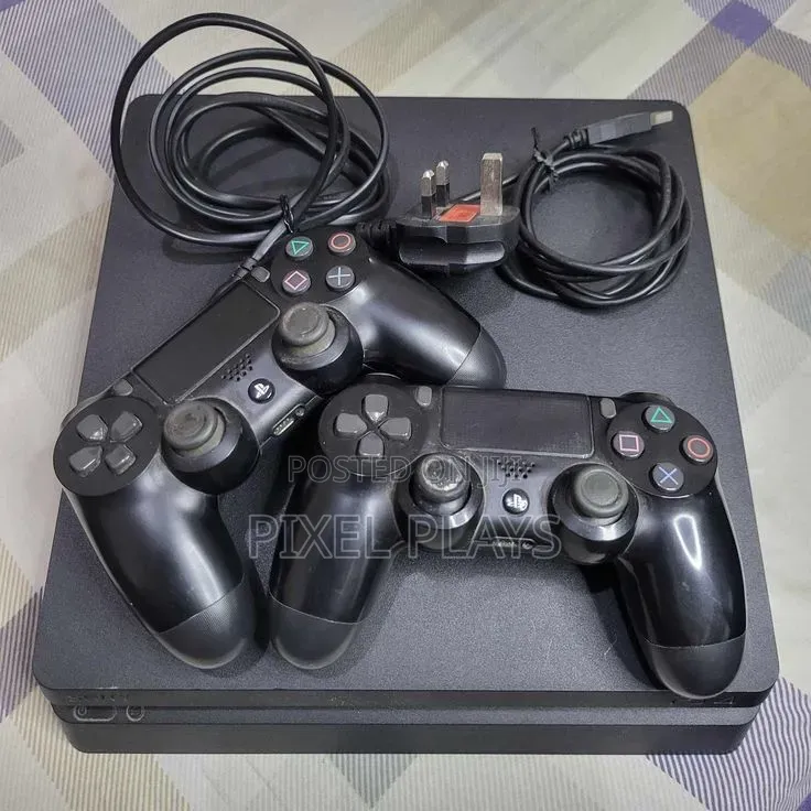 Playstation 4 Slim Used + 2 Pads 1 Game