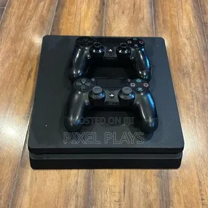 Playstation 4 Slim Used + 2 Pads 1 Game