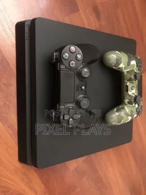 Playstation 4 Slim Used + 2 Pads 1 Game