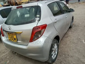Toyota Vitz 2012 Silver