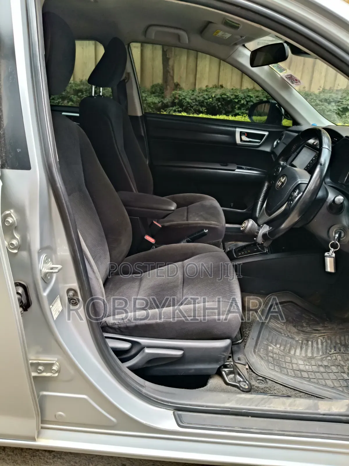 Toyota Axio 1.5 Hybrid 2WD 2017 Silver