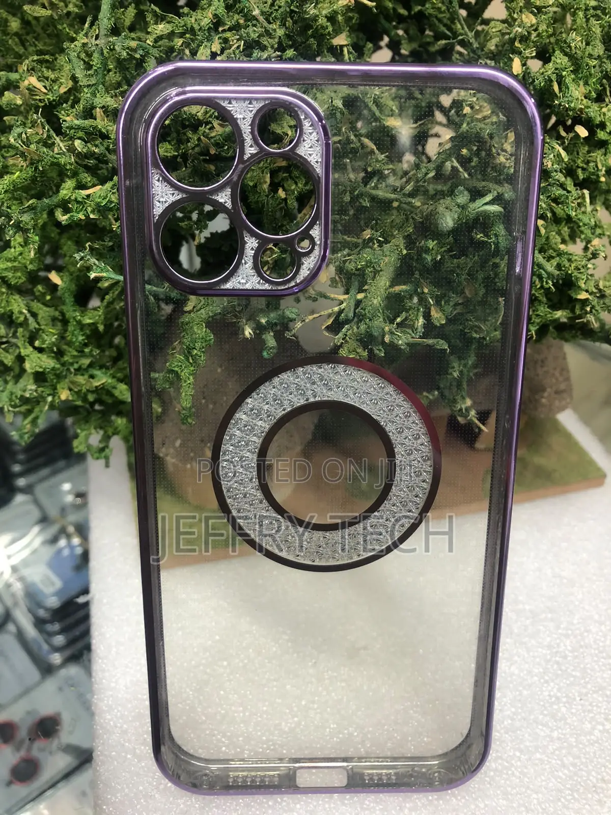 Clear Smartphone Cover Featuring a Black Protectivee iPhone 13 Pro