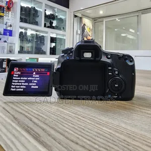Canon Eos 60D Body and 18-55mm Kit Lens