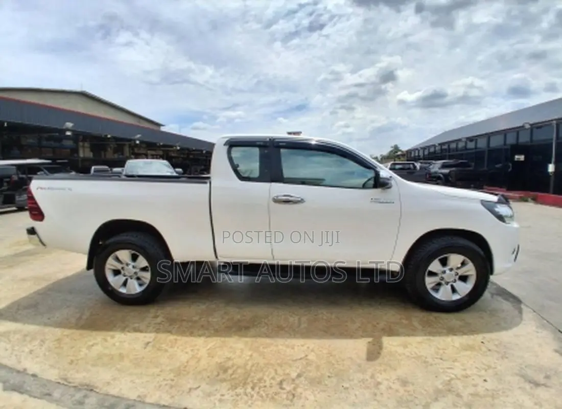 Toyota Hilux Revo Smart Cab Deisel 2.4 RWD 2019 Off white