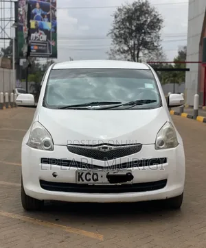 Toyota Ractis 1.3 FWD 2010 White