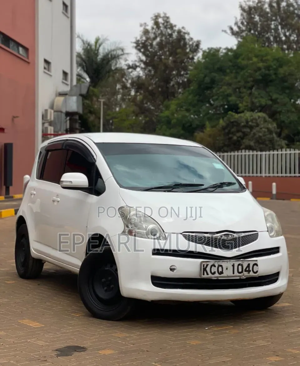 Toyota Ractis 1.3 FWD 2010 White