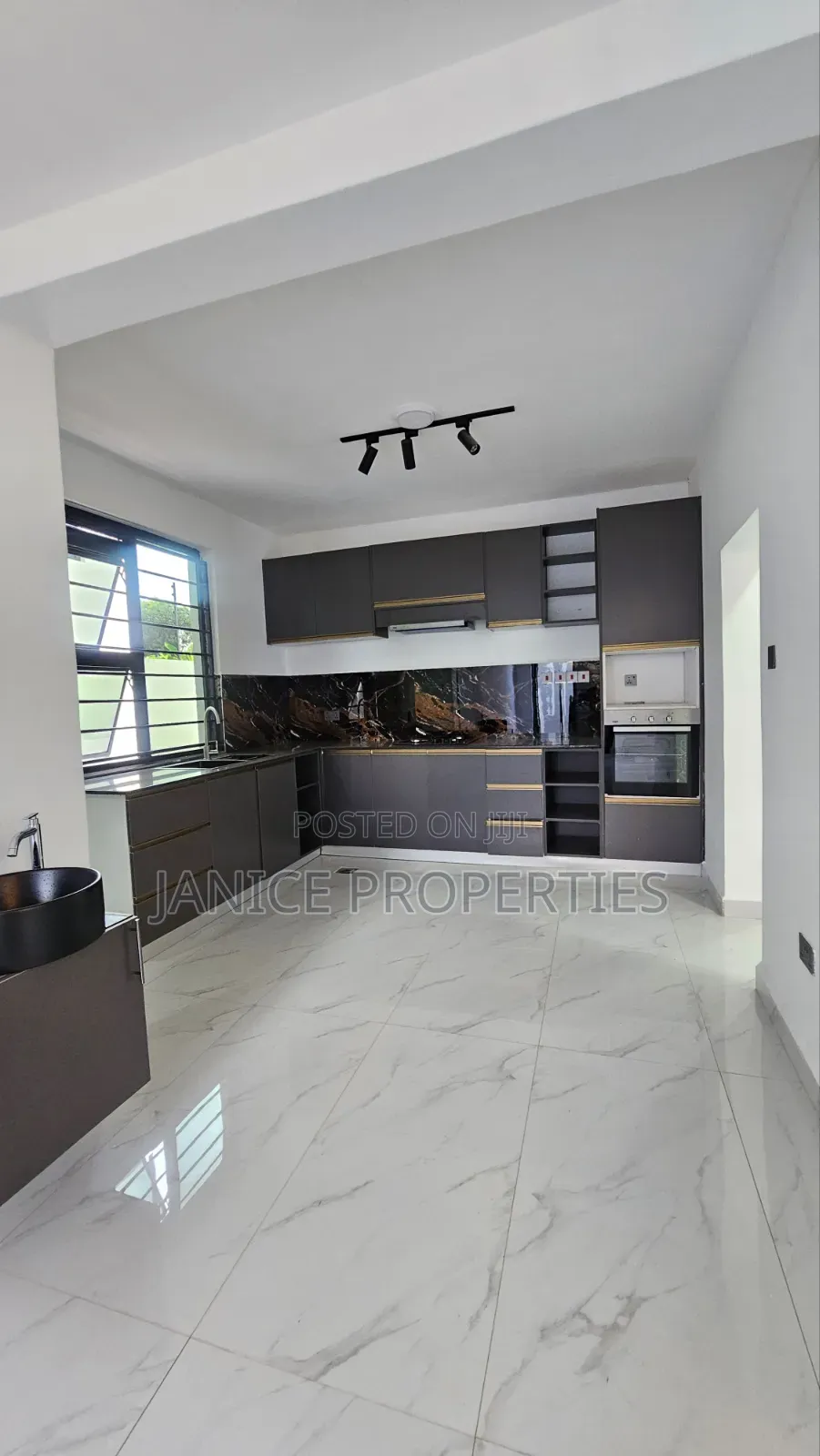5bdrm Mansion in Ruiru Mugutha Estate, Kimbo for rent