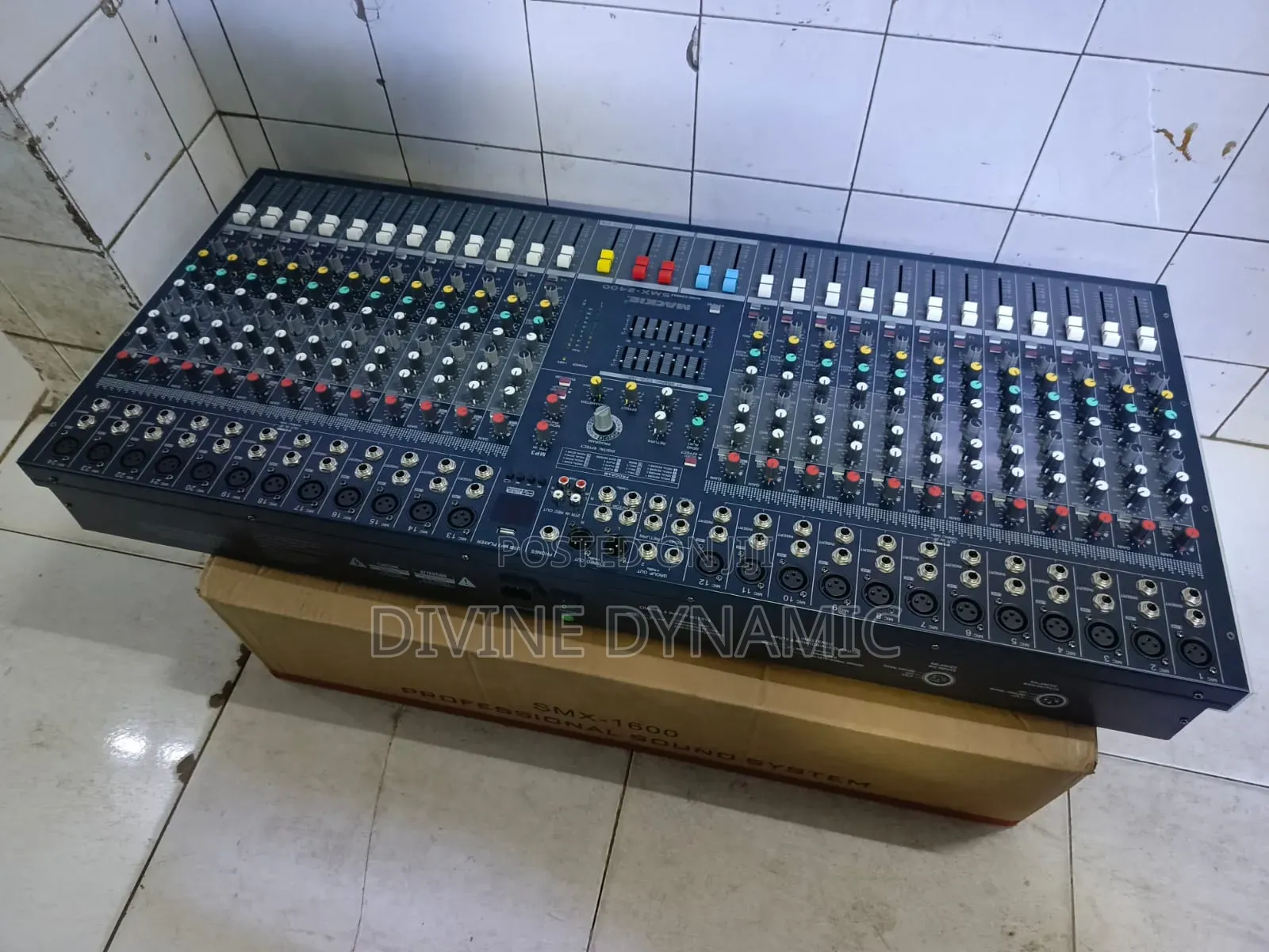 SMX-2400 Mackie Plain Mixer 24 Channels