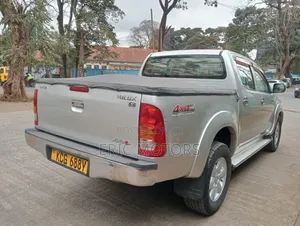 Toyota Hilux 2010 Silver