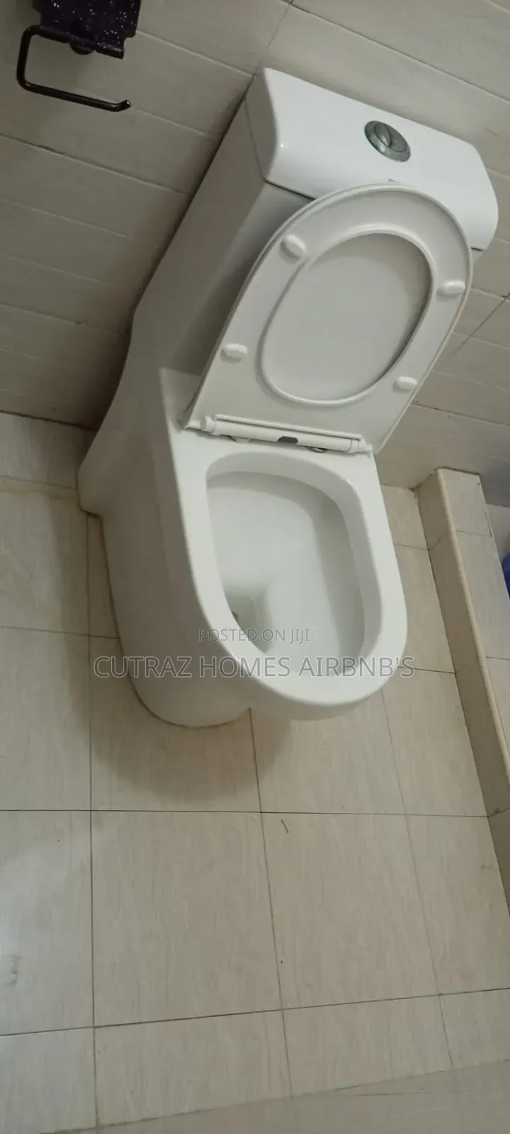 Executive Three Bedrooms Nyali Centre With a Swimming Pool