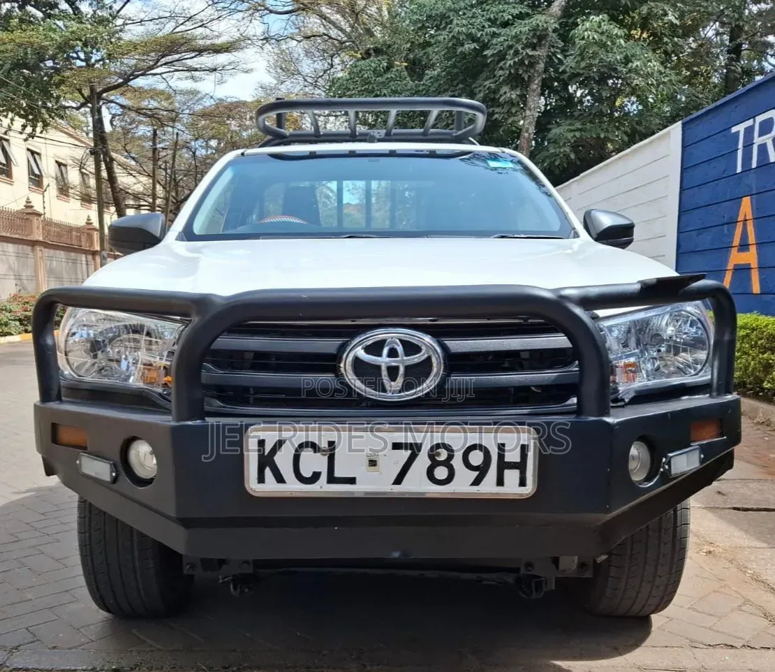 Toyota Hilux Revo Double Cab Deisel 2.4 AWD 2017 White