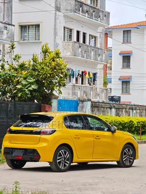 Peugeot 208 2022 Yellow