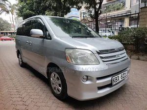 Toyota Noah 2.0 FWD (8 Seater) 2006 Silver