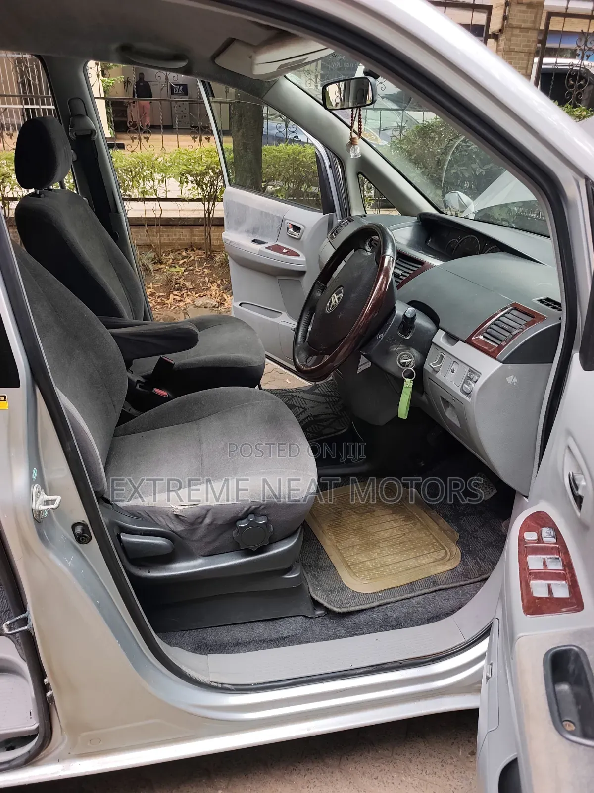 Toyota Noah 2.0 FWD (8 Seater) 2006 Silver