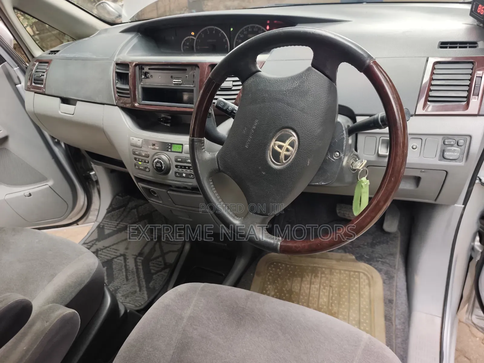 Toyota Noah 2.0 FWD (8 Seater) 2006 Silver