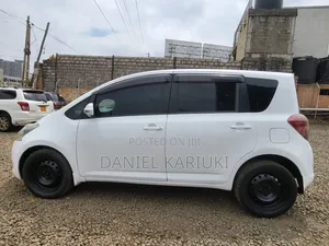 Toyota Ractis 1.3 FWD 2010 White