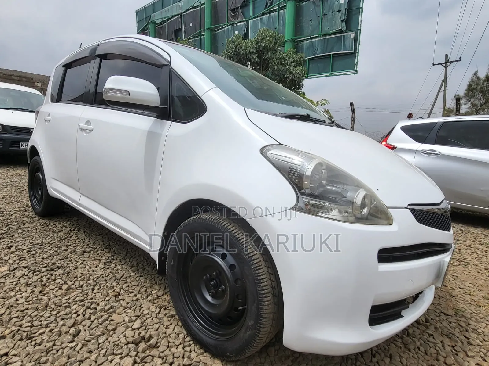 Toyota Ractis 1.3 FWD 2010 White