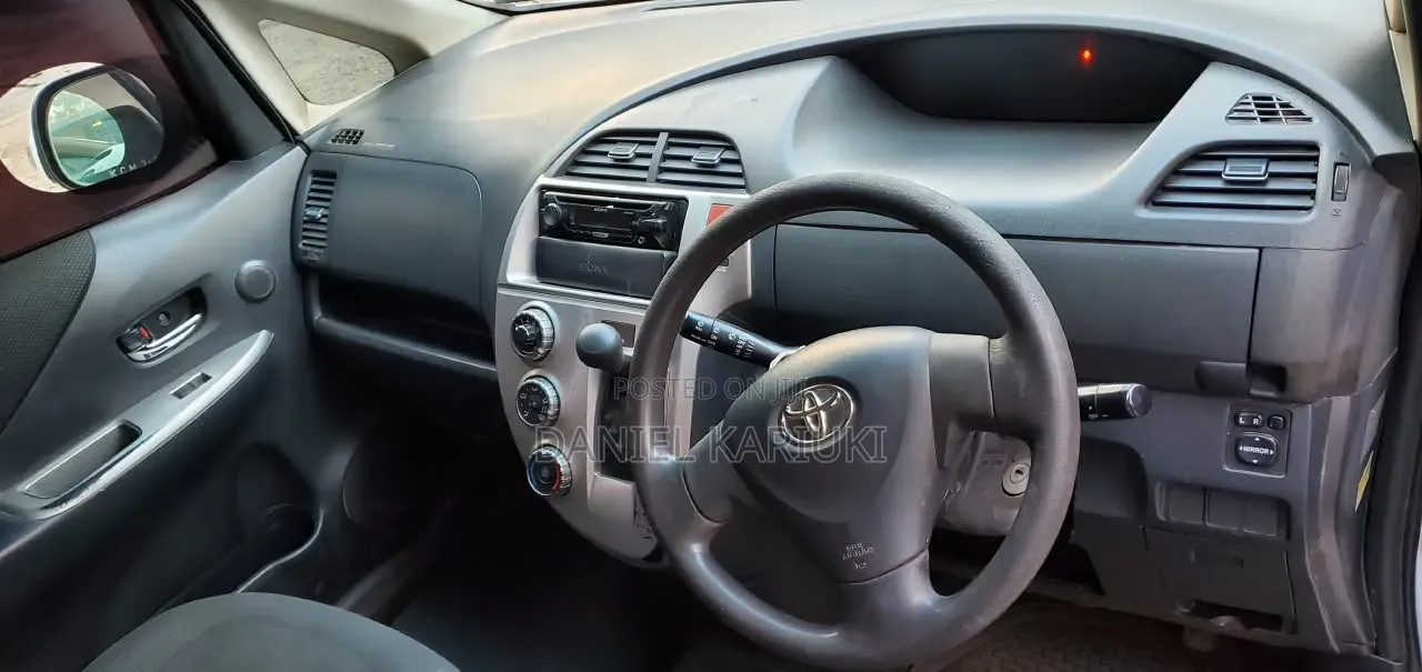 Toyota Ractis 1.3 FWD 2010 White
