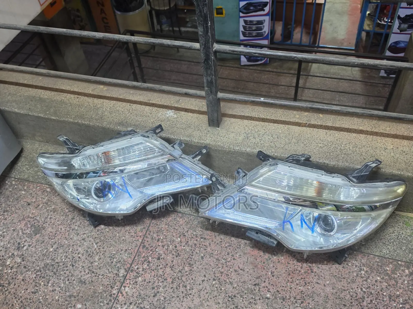 Nissan Serena 2013-2016 Headlights