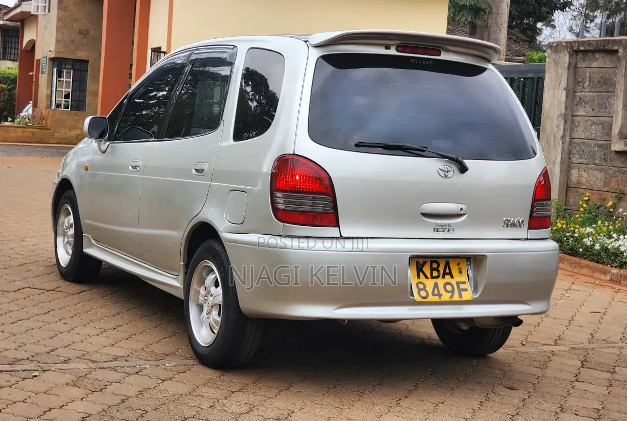 Toyota Corolla Spacio 2000 Silver