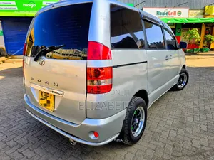 Toyota Noah 2004 Silver