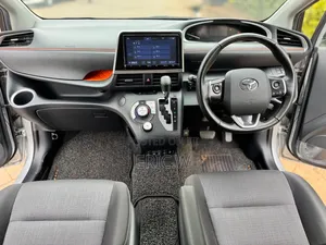Toyota Sienta 1.5 FWD 2018 Silver