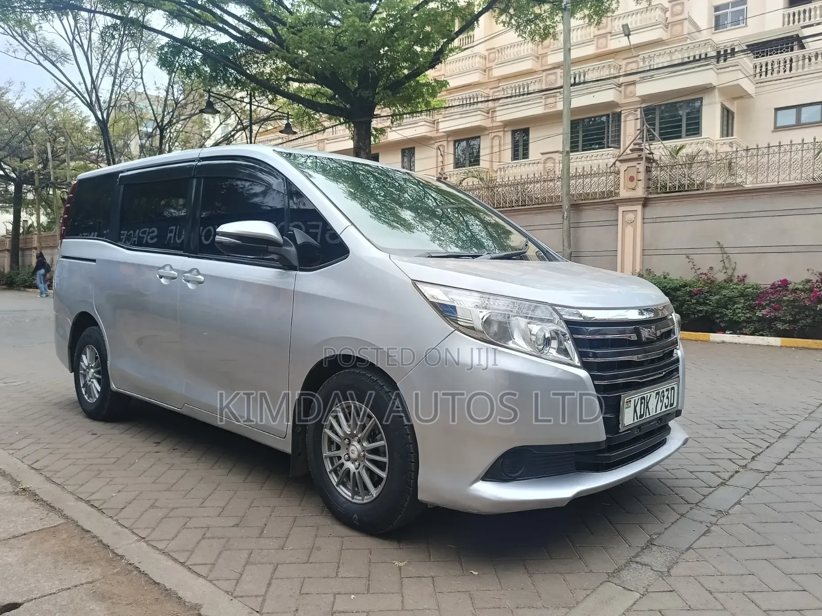 Toyota Noah 2.0 AWD (7 Seater) 2015 Silver
