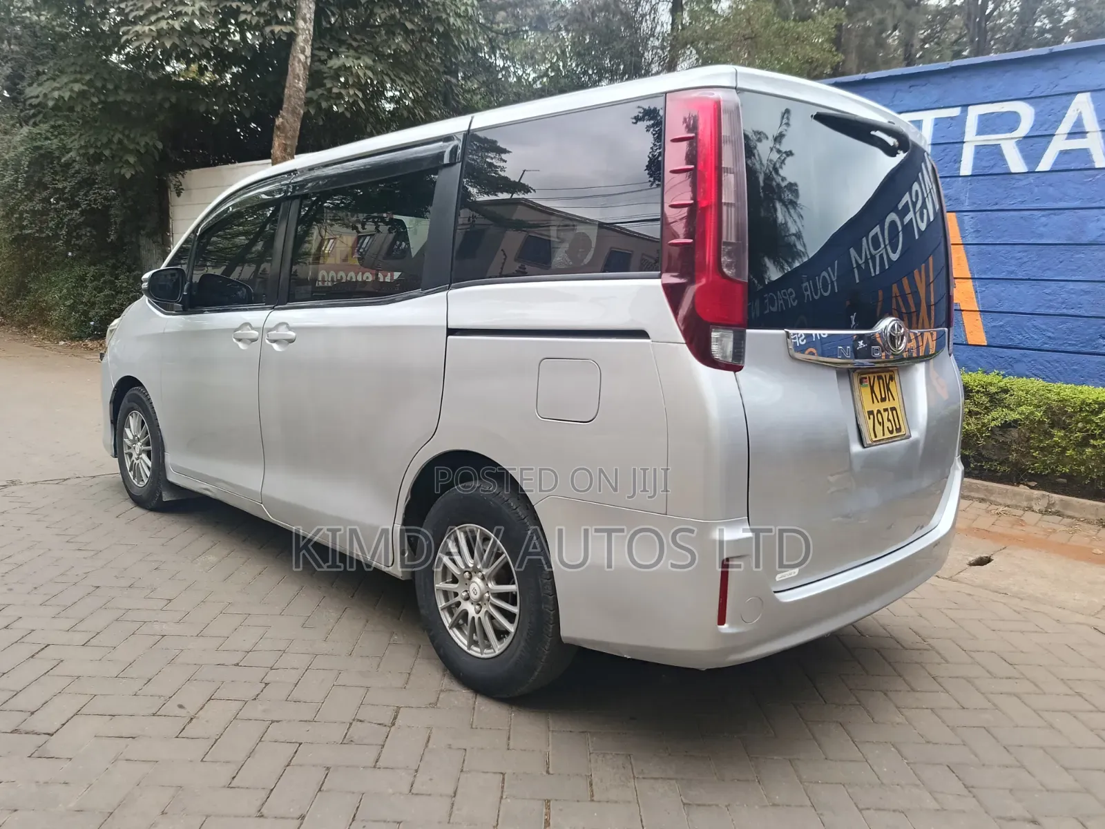 Toyota Noah 2.0 AWD (7 Seater) 2015 Silver