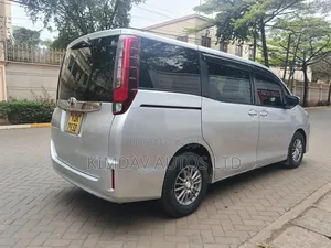 Toyota Noah 2.0 AWD (7 Seater) 2015 Silver