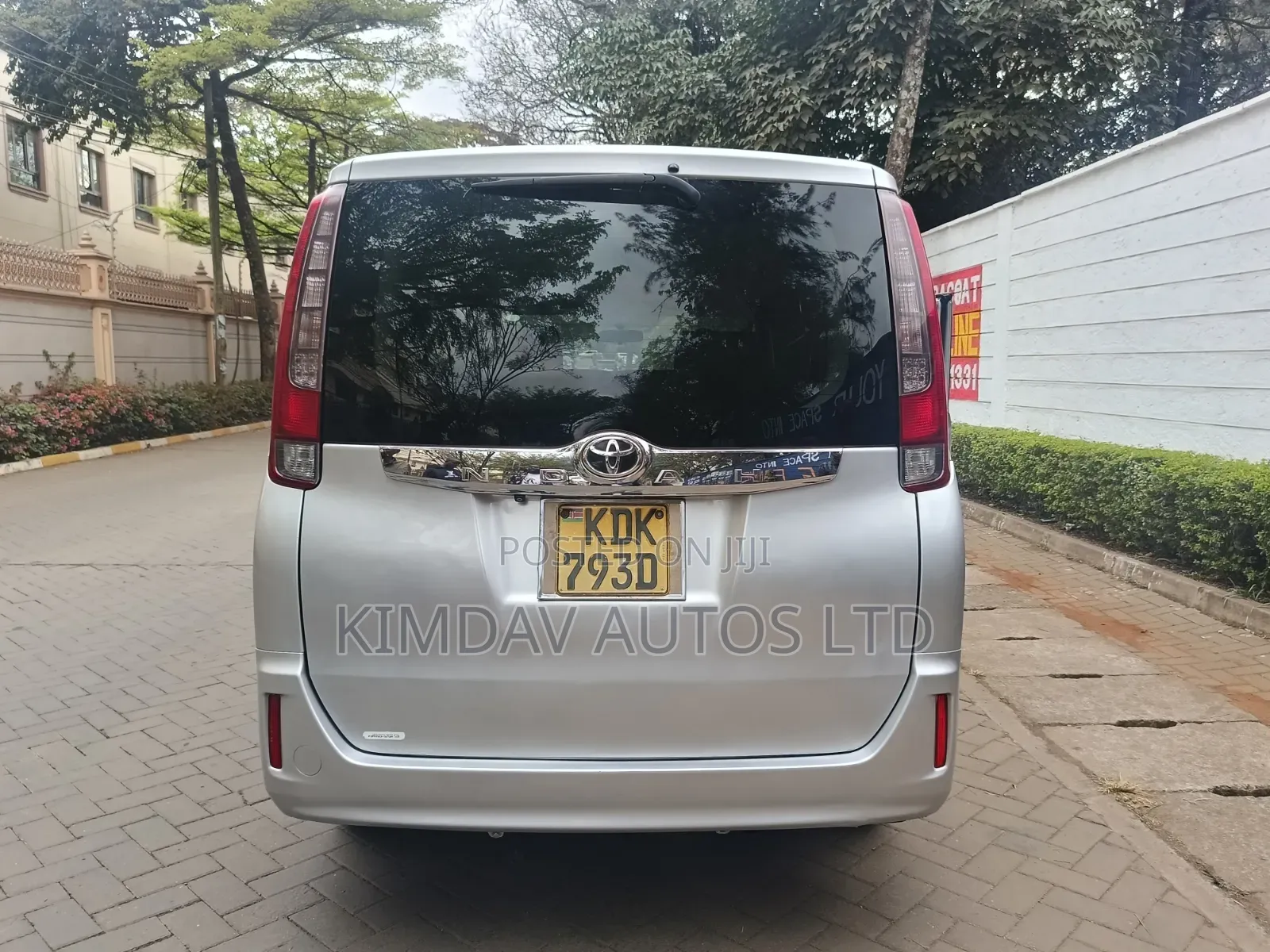 Toyota Noah 2.0 AWD (7 Seater) 2015 Silver