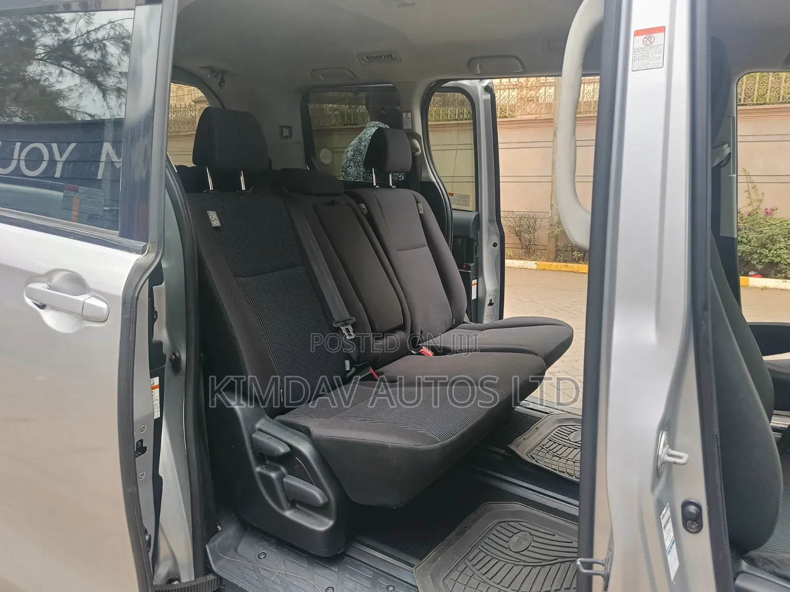Toyota Noah 2.0 AWD (7 Seater) 2015 Silver