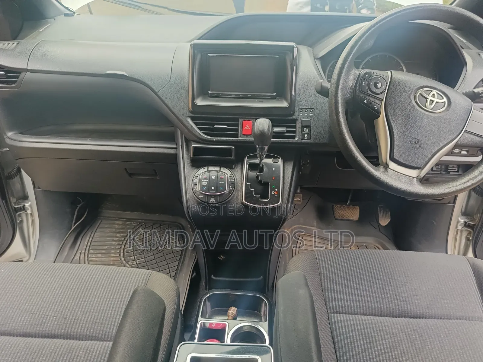 Toyota Noah 2.0 AWD (7 Seater) 2015 Silver