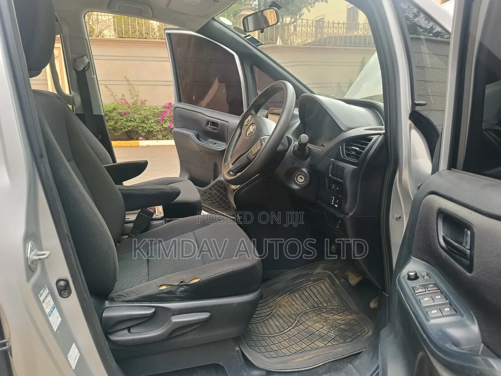 Toyota Noah 2.0 AWD (7 Seater) 2015 Silver