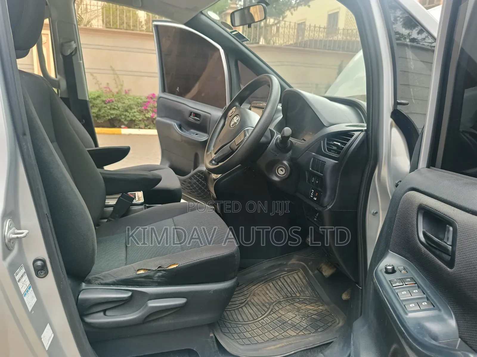 Toyota Noah 2.0 AWD (7 Seater) 2015 Silver