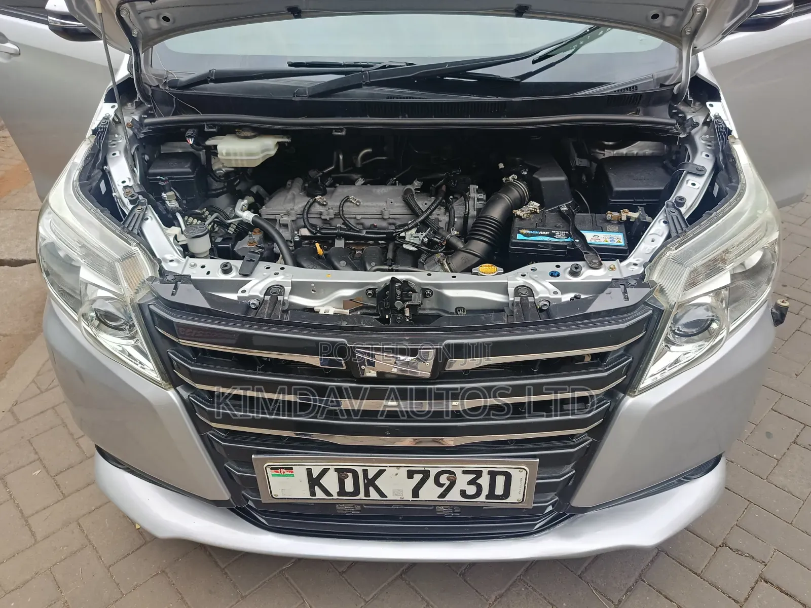 Toyota Noah 2.0 AWD (7 Seater) 2015 Silver