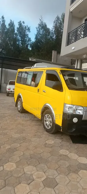 Toyota HiAce 2010 Yellow