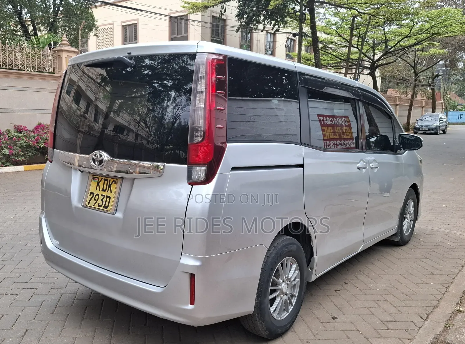 Toyota Noah 2.0 FWD (8 Seater) 2015 Silver