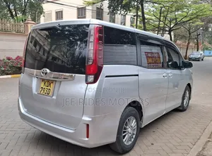 Toyota Noah 2.0 FWD (8 Seater) 2015 Silver